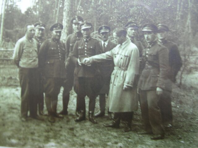 1935 r. „Ziemia z Osieka na kopiec w Sowińcu” (oryginalny podpis zdj.) - w jasnym płaszczu Nadleśniczy Eugeniusz Bicz